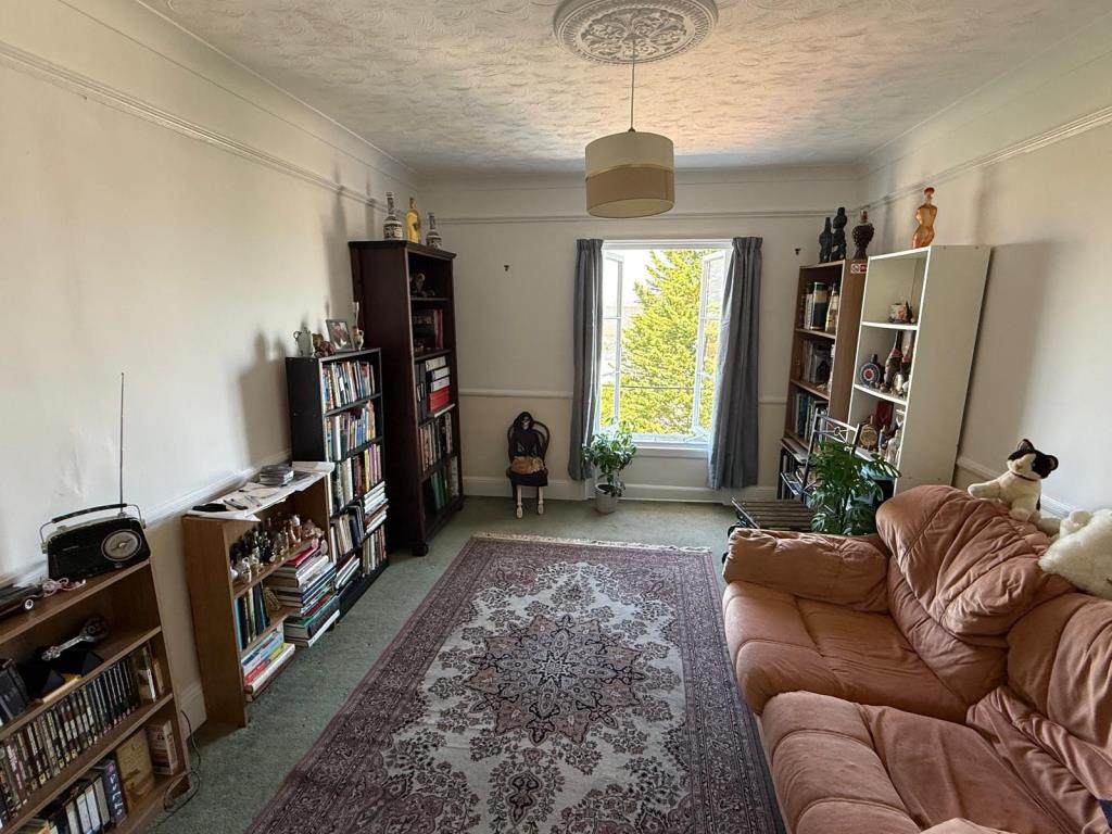 Lot: 26 - FLAT FOR INVESTMENT WITH PARKING AND SEA VIEWS - The Living Room